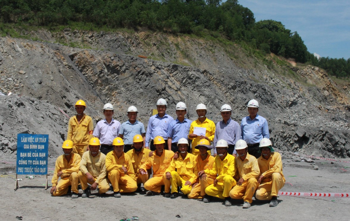 Lãnh đạo và Đội công nhân nổ mìn của Chi nhánh Công nghiệp hóa chất mỏ Bình Dương 