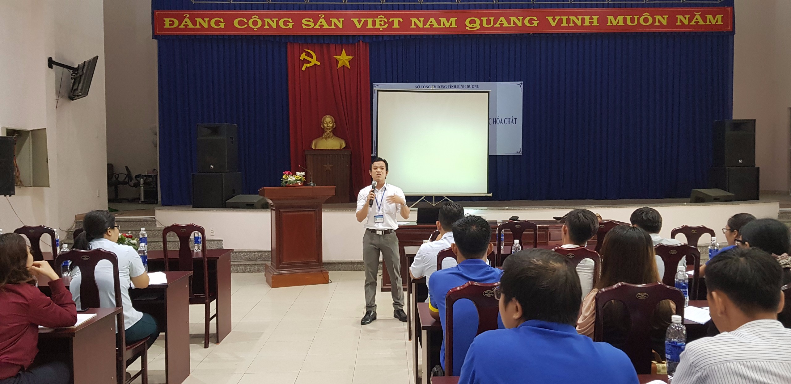 Ông Trịnh Hữu Thuận – PTP. Quản lý Năng lượng và Kỹ thuật An toàn báo cáo tại Hội nghị