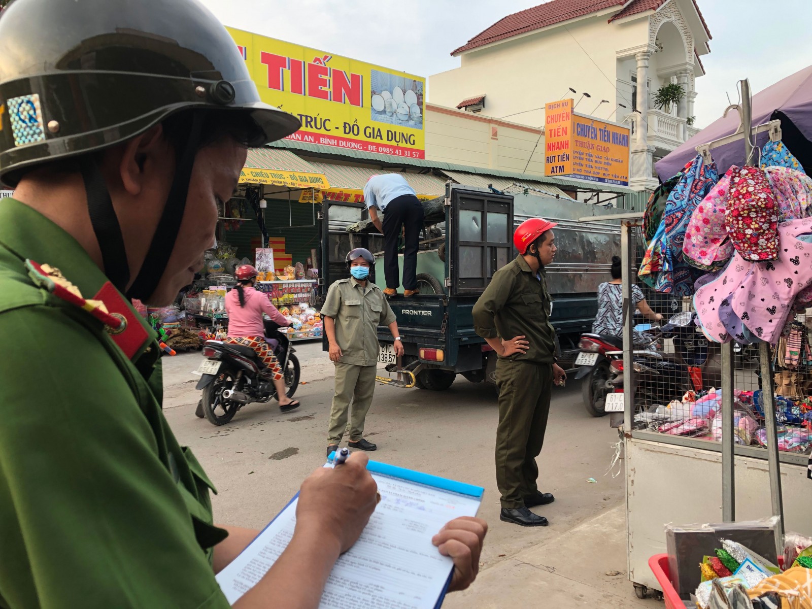 Phường Thuận Giao, TP.Thuận An: Ra quân xóa “chợ” dưới đường