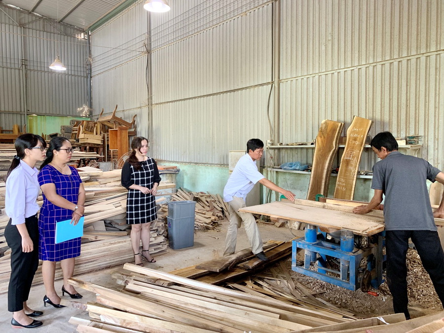 Khuyến công Bình Dương: Nghiệm thu đề án Hỗ trợ ứng dụng máy móc thiết bị cho Hộ kinh doanh Phú Mộc Lan và Cơ sở thớt gỗ Thanh Điền