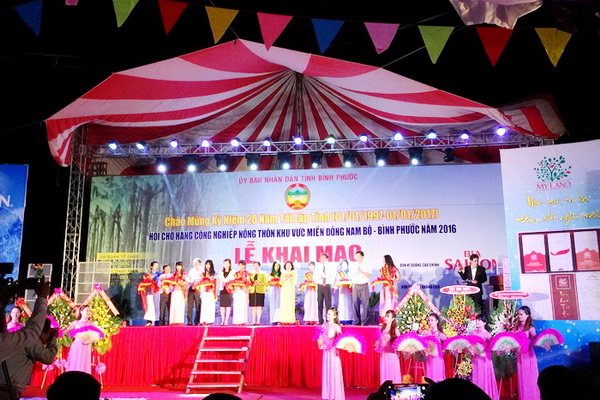 Trung tâm Khuyến công Bình Dương tham gia Hội chợ hàng công nghiệp nông thôn khu vực Đông Nam Bộ - Bình Phước 2016
