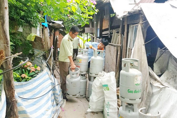 Chi cục Quản lý thị trường Bình Dương phát hiện, bắt giữ số lượng lớn tang vật, phương tiện để sang chiết gas mini trái phép tại Thuận An