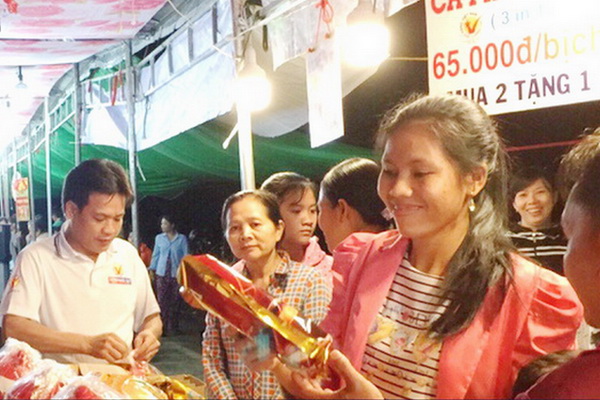 Phiên chợ hàng Việt về nông thôn xã Tân Long, huyện Phú Giáo