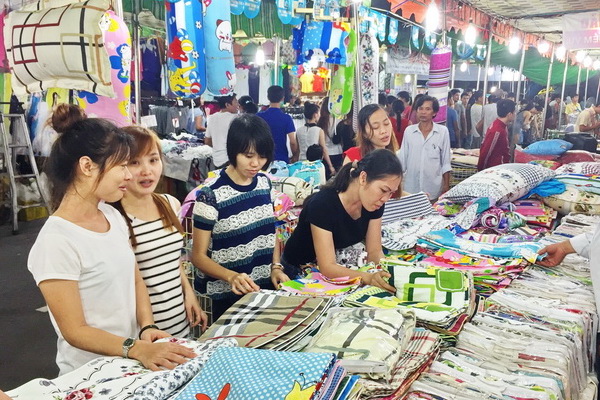 Phiên chợ vui đưa hàng Việt về Khu cụm công nghiệp tại phường An Bình, thị xã Dĩ An