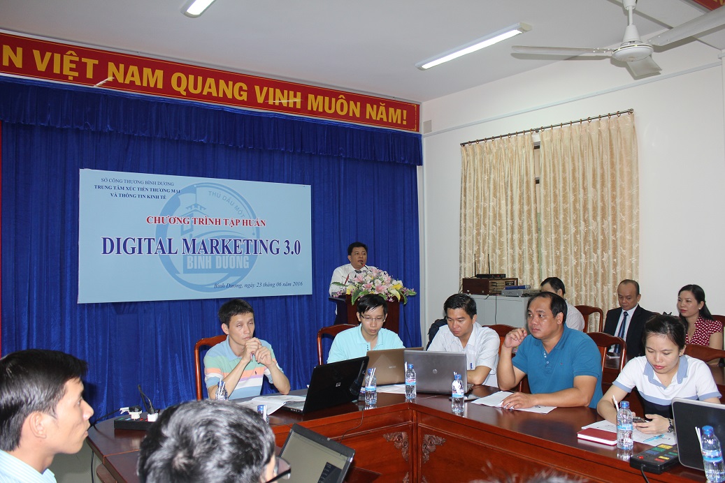 ông Phạm Thanh Dũng, Giám đốc Trung tâm Trung tâm Xúc tiến thương mại phát biểu khai giảng lớp học.