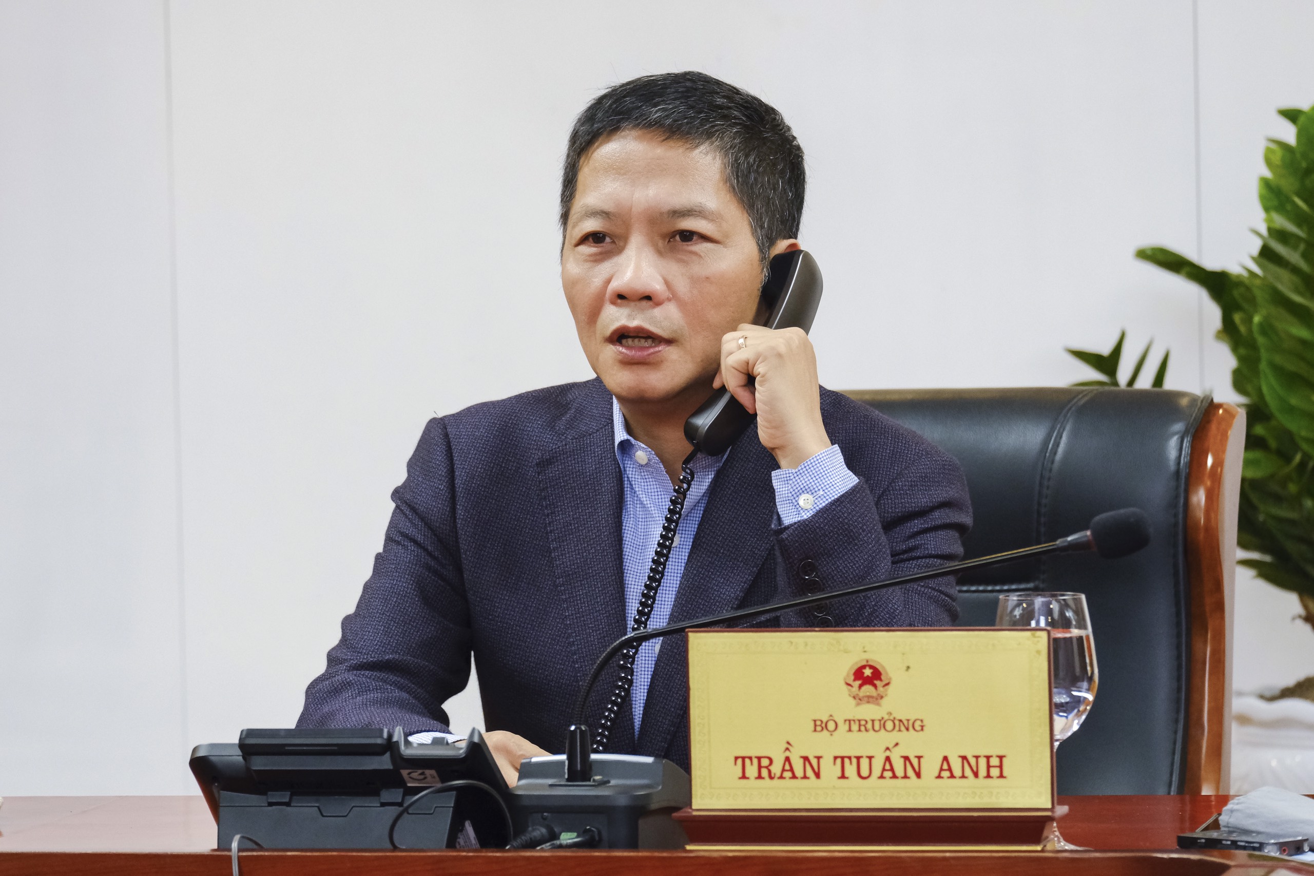 Bộ trưởng Trần Tuấn Anh điện đàm với Bí thư Quảng Tây Lộc Tâm Xã bàn các biện pháp tháo gỡ khó khăn và thúc đẩy hợp tác kinh tế, thương mại Việt Nam - Trung Quốc