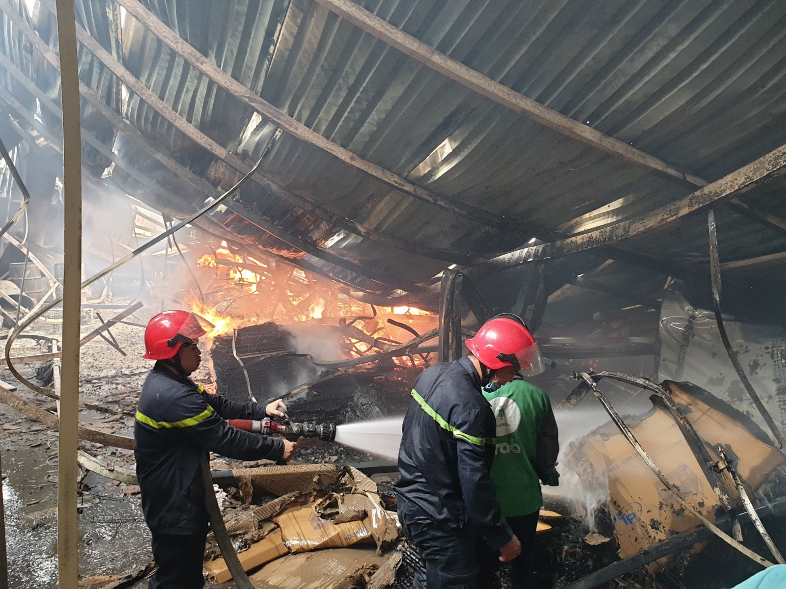 Không có thiệt hại về người trong vụ cháy ở hai công ty sản xuất gỗ