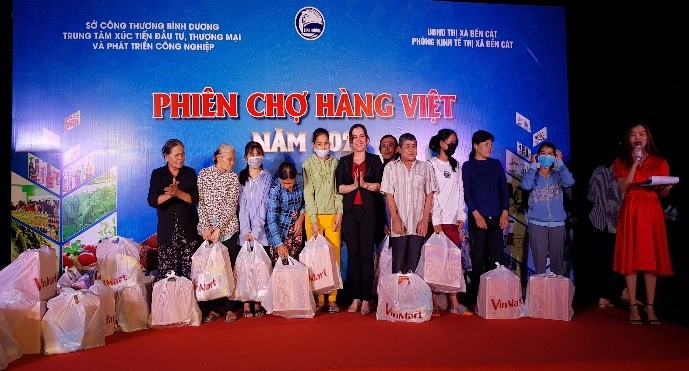Phiên chợ hàng Việt ấm lòng người công nhân tỉnh Bình Dương đầu năm 2021