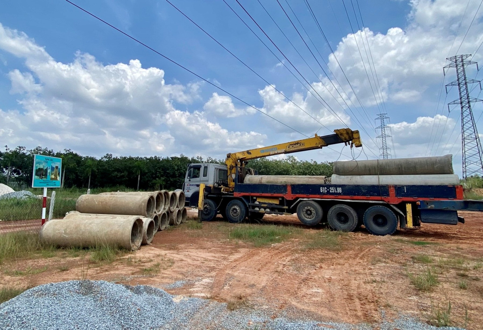 Cảnh báo tai nạn điện do vi phạm hành lang an toàn