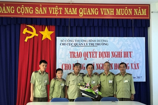 Chi cục Quản lý thị trường trao Quyết định nghỉ hưu theo chế độ cho công chức Nguyễn Hoàng Vân