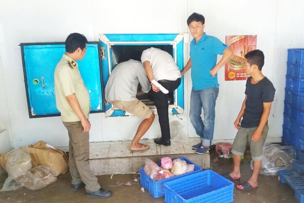 Phát hiện hơn 4,7 tấn thực phẩm quá hạn dùng tại Thuận An